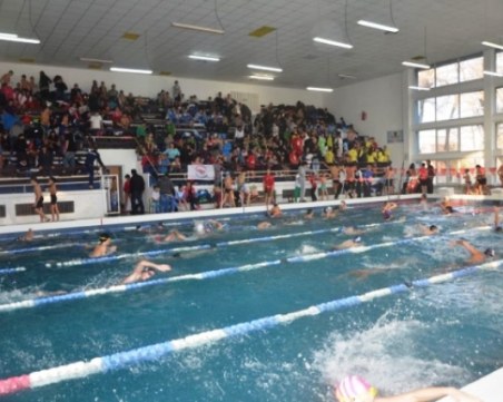 Родители и плувци негодуват за високите такси в басейн 