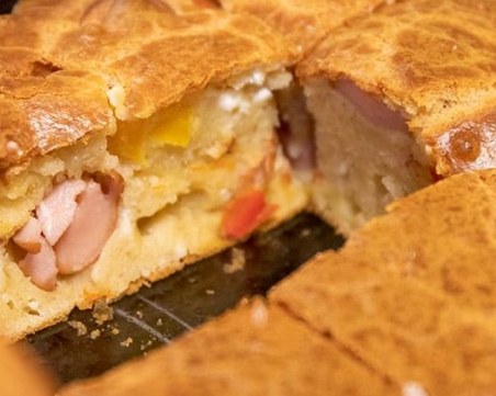 Рецепта за солен кекс с кренвирши, сирене и пресни чушки