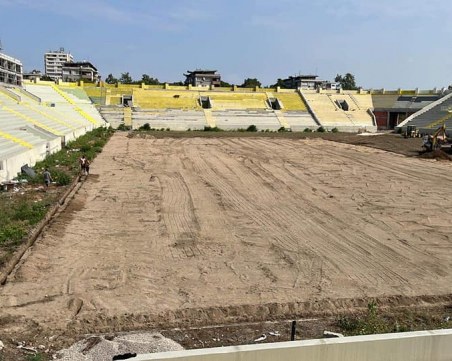 Започна работата по тревата на 