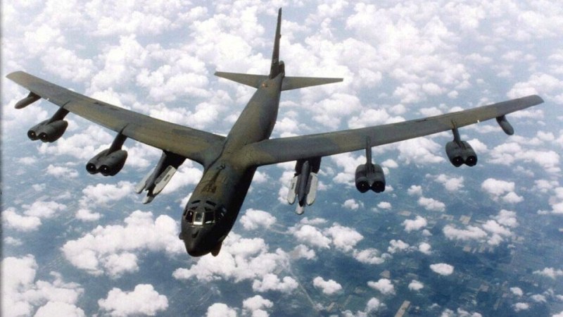 Два бомбардировача В-52 на американските военновъздушни сили ще прелетят над