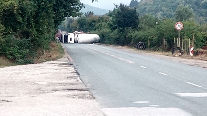 Автобус и цистерна се обърнаха на пътя край Враца, две деца са в тежко състояние