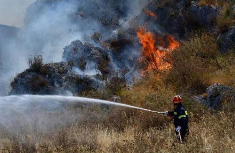 Евакуират селище в Корфу заради пожар