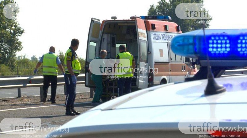Млад мъж се обърна с колата край Карлово, настанен е в болница