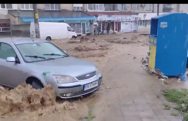 Потоп в Карлово и Сопот! Пороен дъжд превърна улиците в