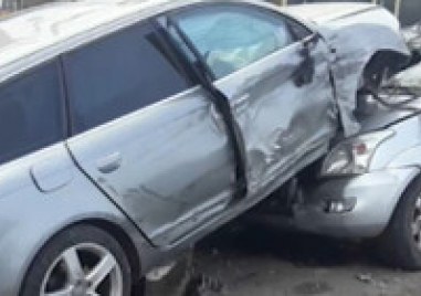 Автомобил с две деца на задната седалка помете микробус и