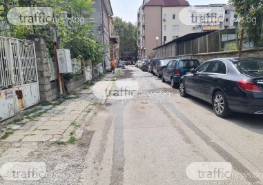 Питейна вода се лее по улица в центъра на Пловдив