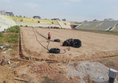 Работата по терена на стадион Христо Ботев продължава ударно след