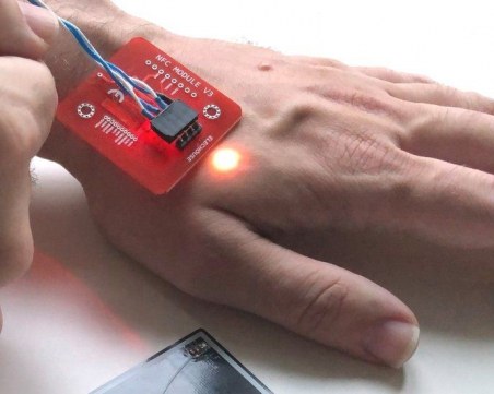 Фен на Tesla имплантира автомобилен ключ в тялото си