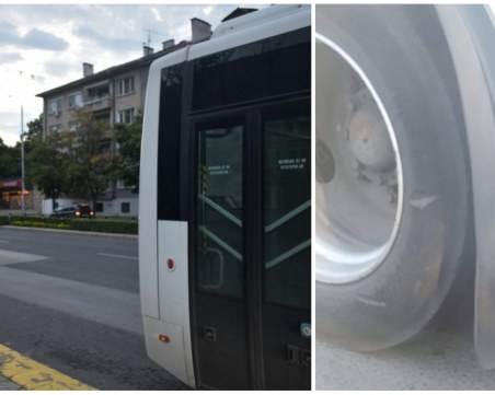 Гумите на автобус от градския в Пловдив - с прорези, въпреки това вози пътници