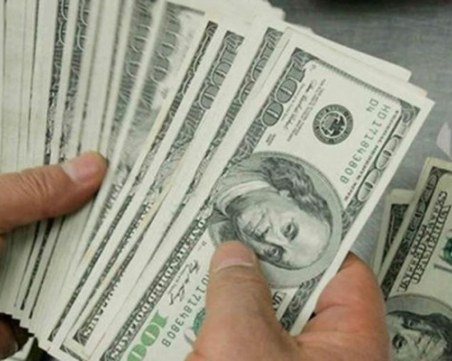 Московската борса ще забрани ползването на долари като обезпечение при трансакции