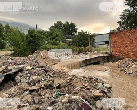 Нов проливен дъжд заля Карлово, усложни обстановката
