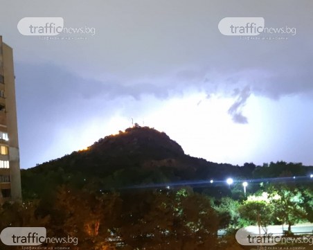 Светкавично шоу озари небето над Пловдив