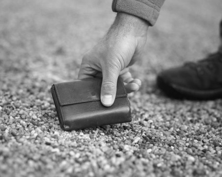 Търси се черно мъжко портмоне, изгубено в Пловдив