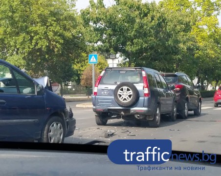 Три коли катастрофираха до пешеходна пътека на бул. 