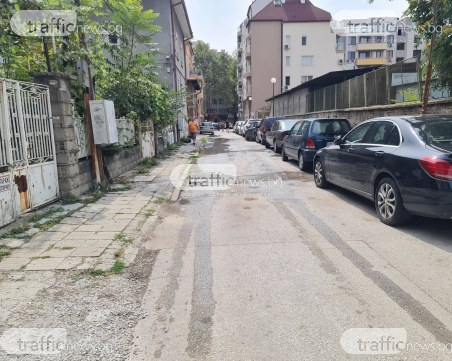 Вода извира от  улица в центъра на Пловдив от дни