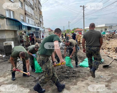 Военни и инженерна техника разчистват щетите след потопа в Карлово