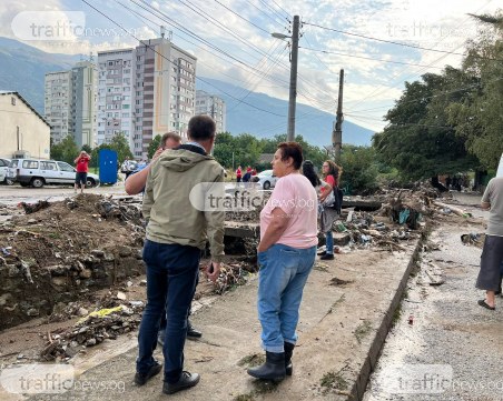 Започна разчистването на щетите в Карлово след потопа