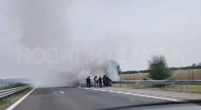 Бус се запали на автомагистрала Тракия в участъка преди Първомай,