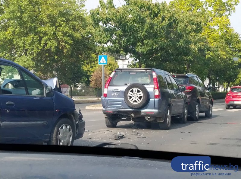 Три коли катастрофираха на бул. Санкт Петербург“ в Пловдив. Сблъсъкът