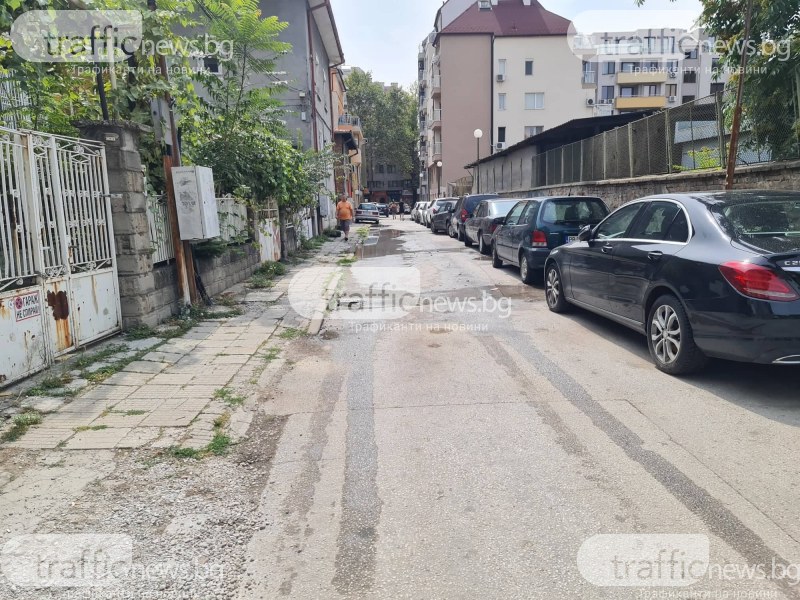 Питейна вода се лее по улица в центъра на Пловдив