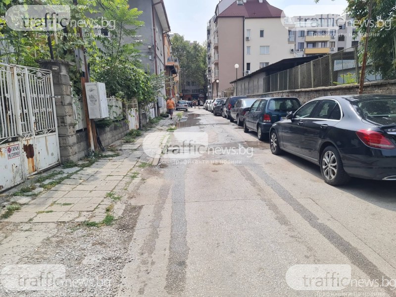 Вода извира от  улица в центъра на Пловдив от дни