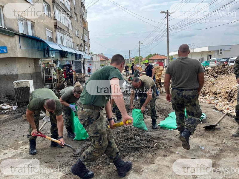 Военни и инженерна техника разчистват щетите след потопа в Карлово