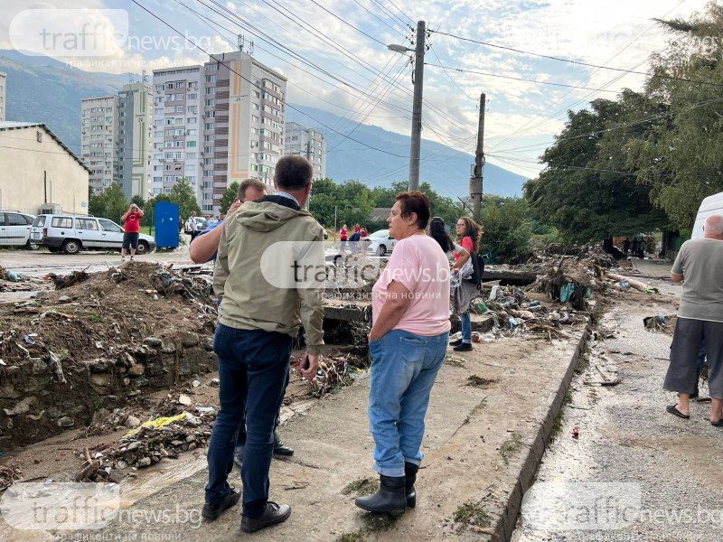 Започна разчистването на щетите в Карлово след потопа