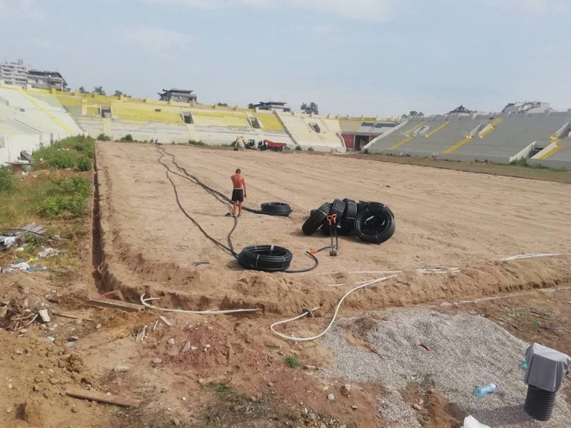 Работата по терена на стадион Христо Ботев продължава ударно, след