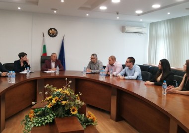 Областният управител на област Пловдив Ангел Стоев проведе днес работни