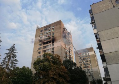Голям пожар гори в жилищен блок в Шумен Всички живущи