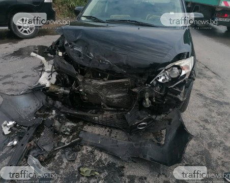 Автомобил е със смазана предница след катастрофа на Голямоконарско шосе