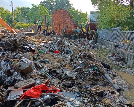 Гимназията по жп транспорт в Карлово отново се наводни, отводняват и къщи