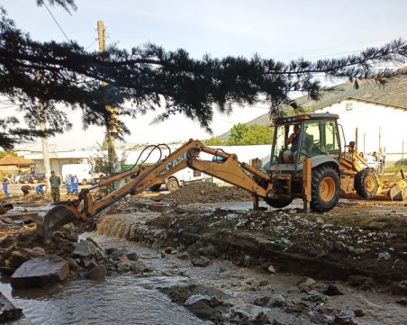 Изграждат диги около наводнената гимназия в Карлово