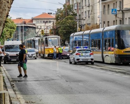 Кола се заклещи между трамваи в София