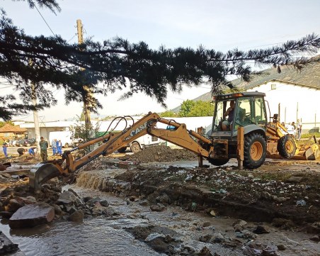 Наводнената гимназия в Карлово - без поправителна матура, местят я в други училища