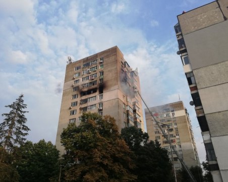 Пожар в жилищен блок в Шумен, всички живущи са евакуирани, има загинал
