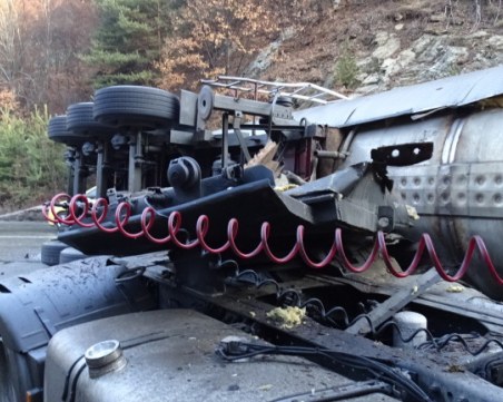 След удара между цистерна и джип: Критично е състоянието на едно от децата