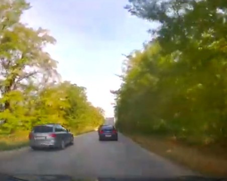 Явно много бърза! Джигит изпревари бясно колона от автомобили край Пловдив