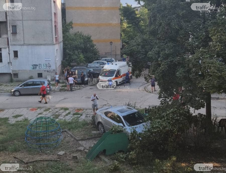 Кола помете колоездач и се вряза в детска площадка в Кършияка