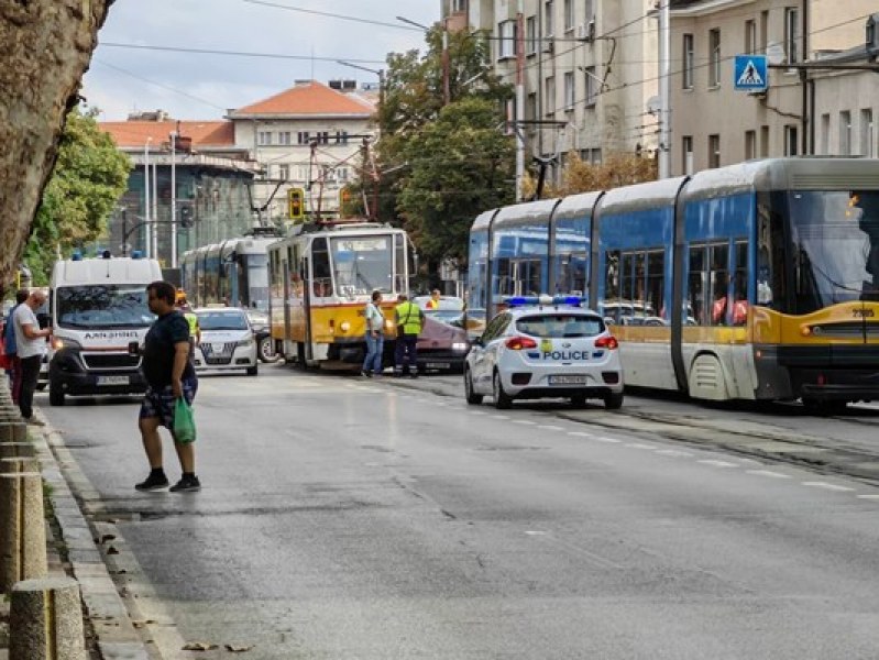Кола се заклещи между трамваи в София