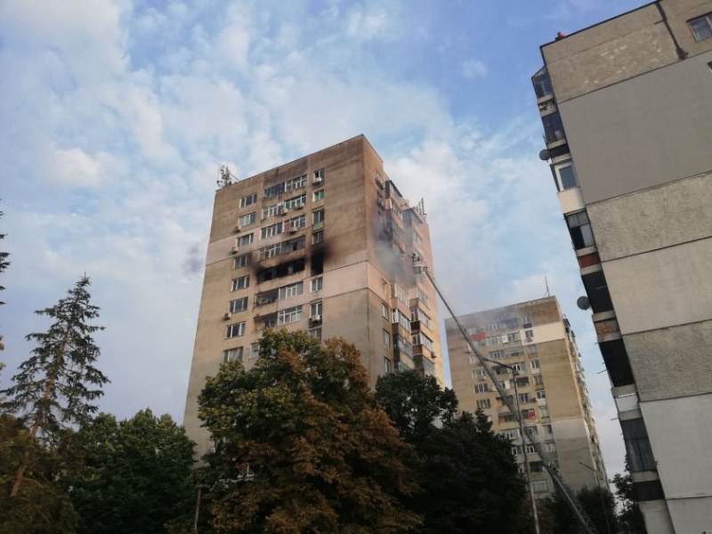 Голям пожар гори в жилищен блок в Шумен. Всички живущи