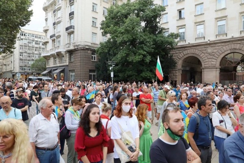 Протестиращи и тази вечер се събраха под прозорците на президента