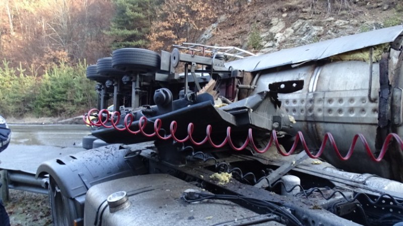 След удара между цистерна и джип: Критично е състоянието на едно от децата