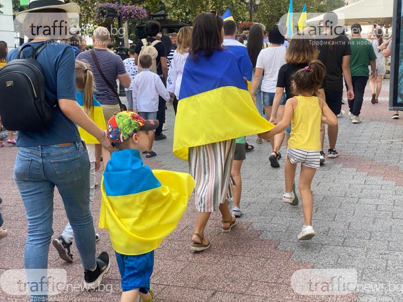 Стотици мирни граждани, украинци и съпричастни българи, отбелязаха с шествие