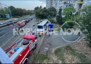 Автобус с мигранти блъсна патрулка в Бургас след гонка По