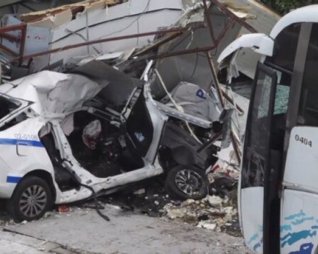 Изтеглят автобуса и патрулката след тежката катастрофа в Бургас