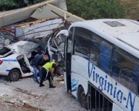 Камера е запечатала момента на удара между патрулката и автобуса в Бургас