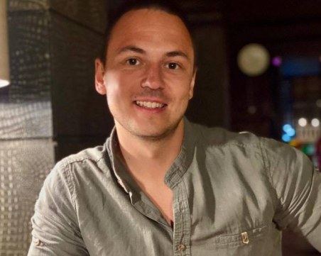 Починалият младши инспектор Илиев - годеник на криминална репортерка от Бургас