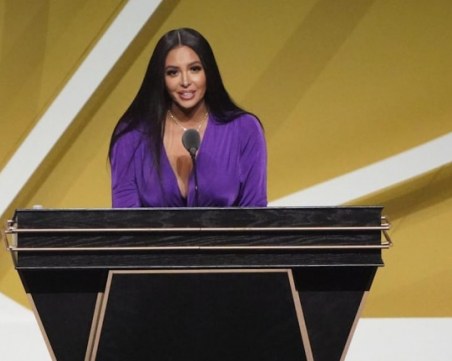 Съпругата на Коби Брайънт получава 16 млн. долара заради публикувани снимки след смъртта му