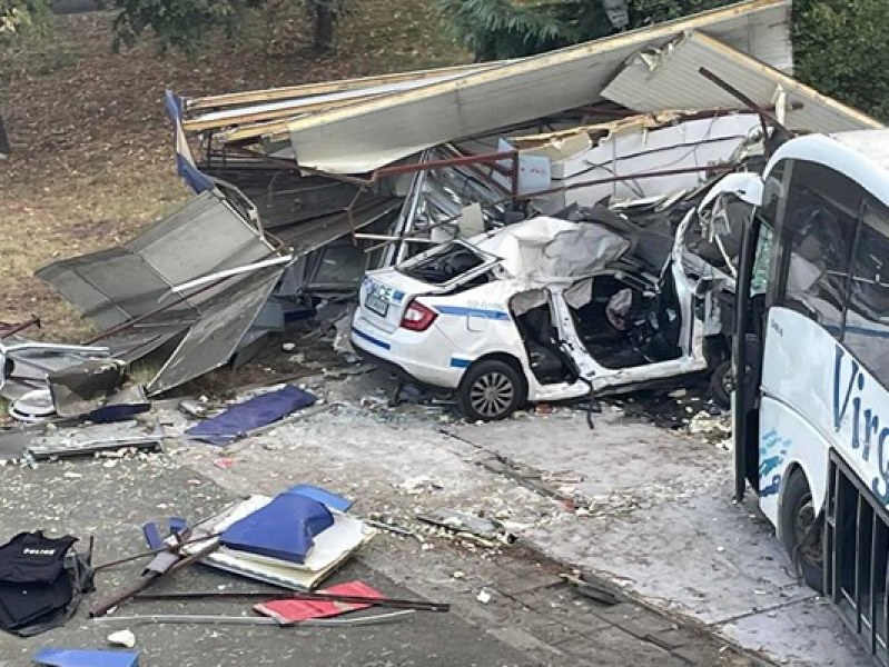 Двaма полицаи загинаха при опит да спрат автобус с мигранти